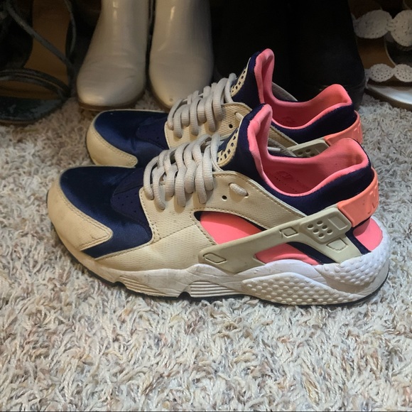 Nike Huaraches - Picture 2 of 2